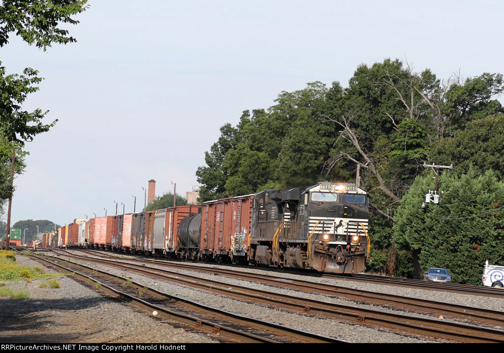 NS 7580 leads train 158 northbound